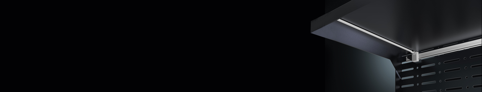 WebHeader_PowerTracks – Detail view of LED strip with power connection under shelf