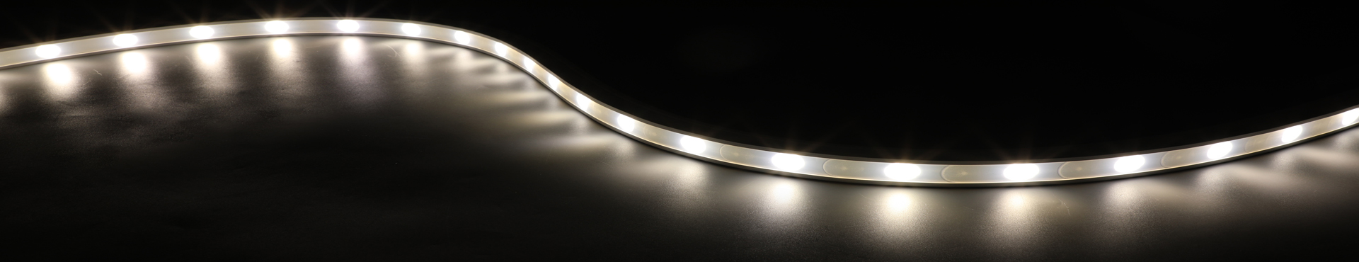 WebHeader_Module – LED-Streifen mit sichtbaren Lichtpunkten im Betrieb